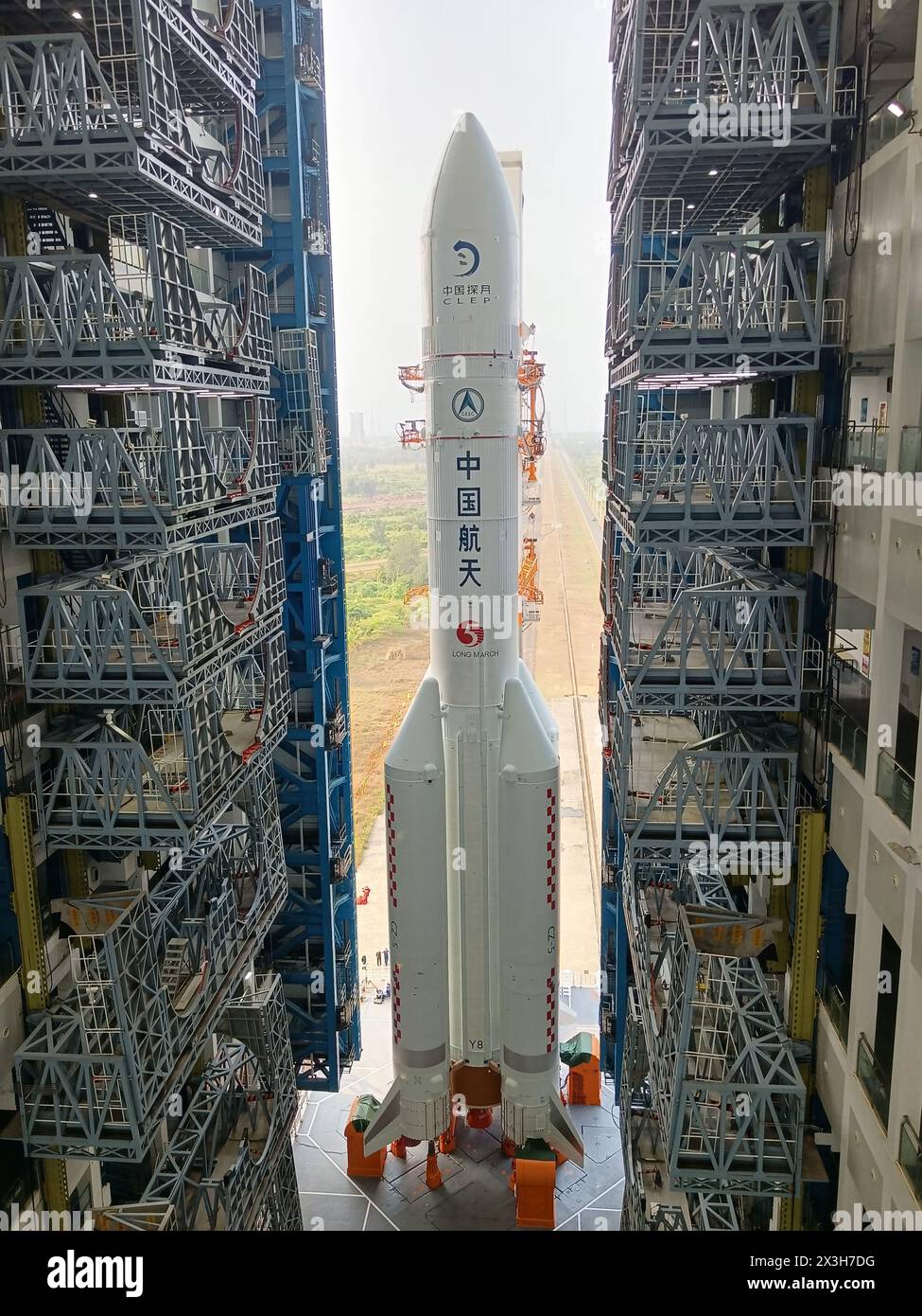(240427) -- WENCHANG, April 27, 2024 (Xinhua) -- This photo taken on April 27, 2024 shows the combination of the Chang'e-6 lunar probe and the Long March-5 Y8 carrier rocket being transferred vertically to the launching area at the Wenchang Space Launch Center in south China's Hainan Province. The Chang'e-6 lunar probe is scheduled for launch at an appropriate time at the beginning of May, according to the China National Space Administration (CNSA).   The combination of the Chang'e-6 lunar probe and the Long March-5 Y8 carrier rocket was transferred vertically on Saturday to the launching area Stock Photo