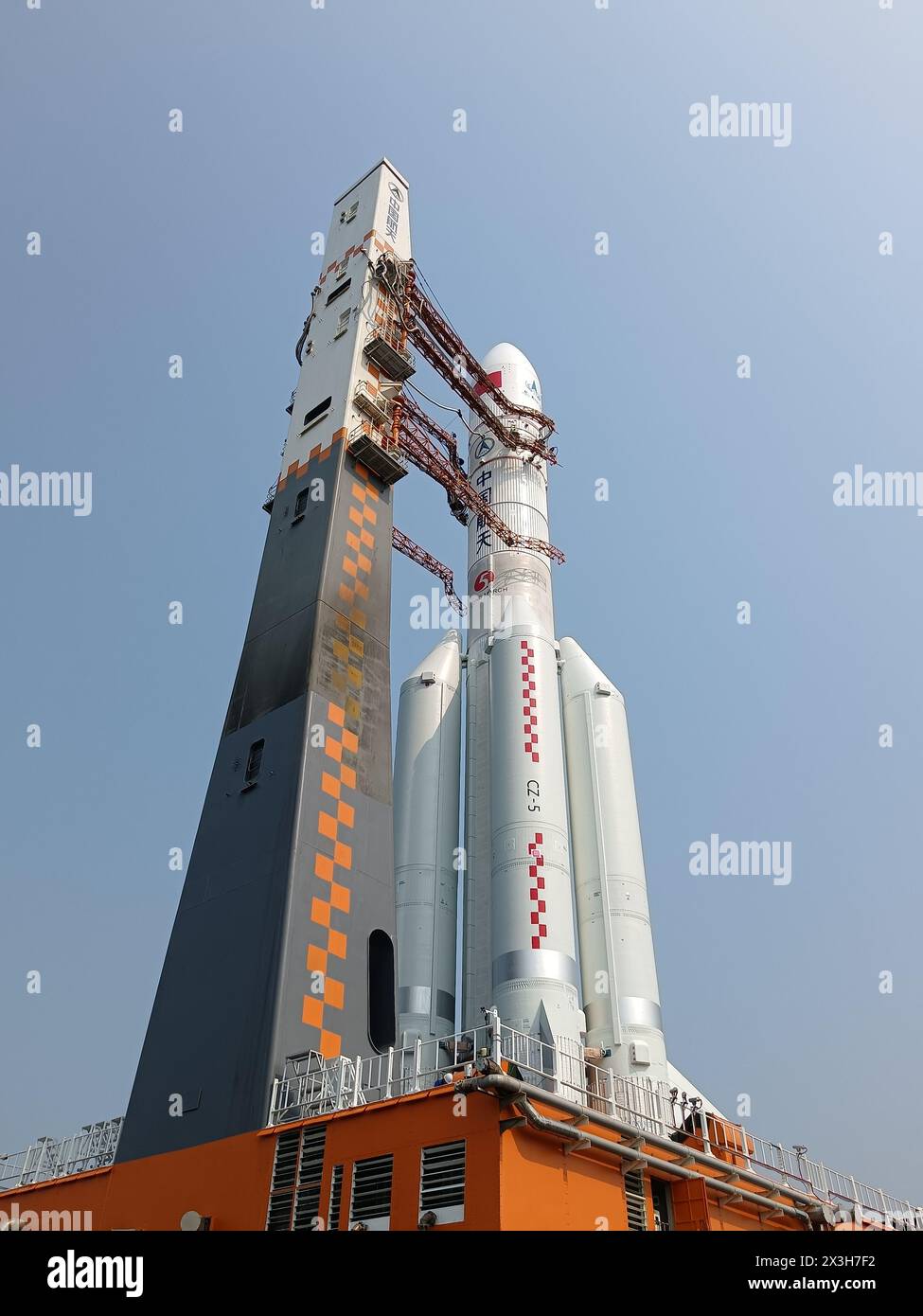 (240427) -- WENCHANG, April 27, 2024 (Xinhua) -- This photo taken on April 27, 2024 shows the combination of the Chang'e-6 lunar probe and the Long March-5 Y8 carrier rocket being transferred vertically to the launching area at the Wenchang Space Launch Center in south China's Hainan Province. The Chang'e-6 lunar probe is scheduled for launch at an appropriate time at the beginning of May, according to the China National Space Administration (CNSA). The combination of the Chang'e-6 lunar probe and the Long March-5 Y8 carrier rocket was transferred vertically on Saturday to the launching area Stock Photo
