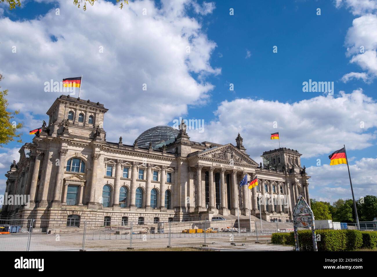 Das Reichstagsgebäude Sitz des Bundestags in Berlin. / The parliament building seat of the Parliament in Berlin. Reichstagsgebäude *** The Reichstag building Seat of the Bundestag in Berlin The parliament building Seat of the Parliament in Berlin Reichstag building snph202404261876.jpg Stock Photo