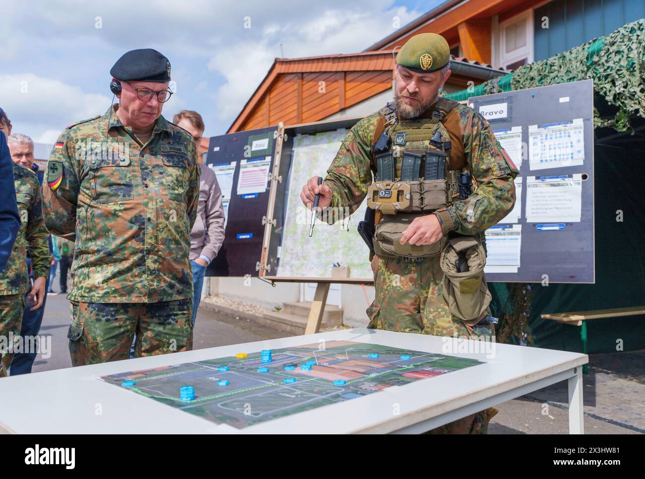 27 April 2024, Hesse, Alsfeld: Bundeswehr soldiers explain the exercise ...