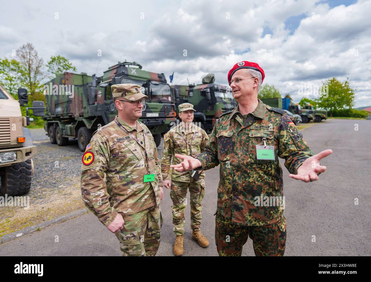 27 April 2024, Hesse, Alsfeld: US Army soldiers (l m) and a Bundeswehr ...