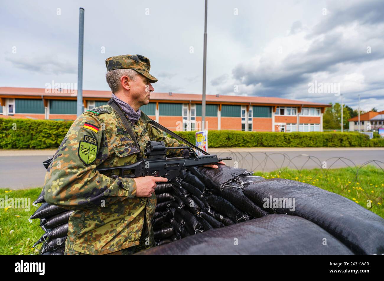 27 April 2024, Hesse, Alsfeld: During the exercise, a Bundeswehr ...