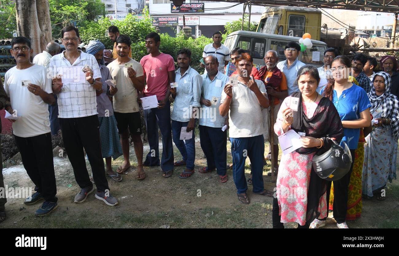 BHAGALPUR, INDIA - APRIL 26: Voters standing in queue showing voter ID cards for casting their votes during second phase of Lok Sabha election at a polling booth   on April 26, 2024 in Bhagalpur, India.  (Photo by Santosh Kumar/Hindustan Times/Sipa USA) Stock Photo