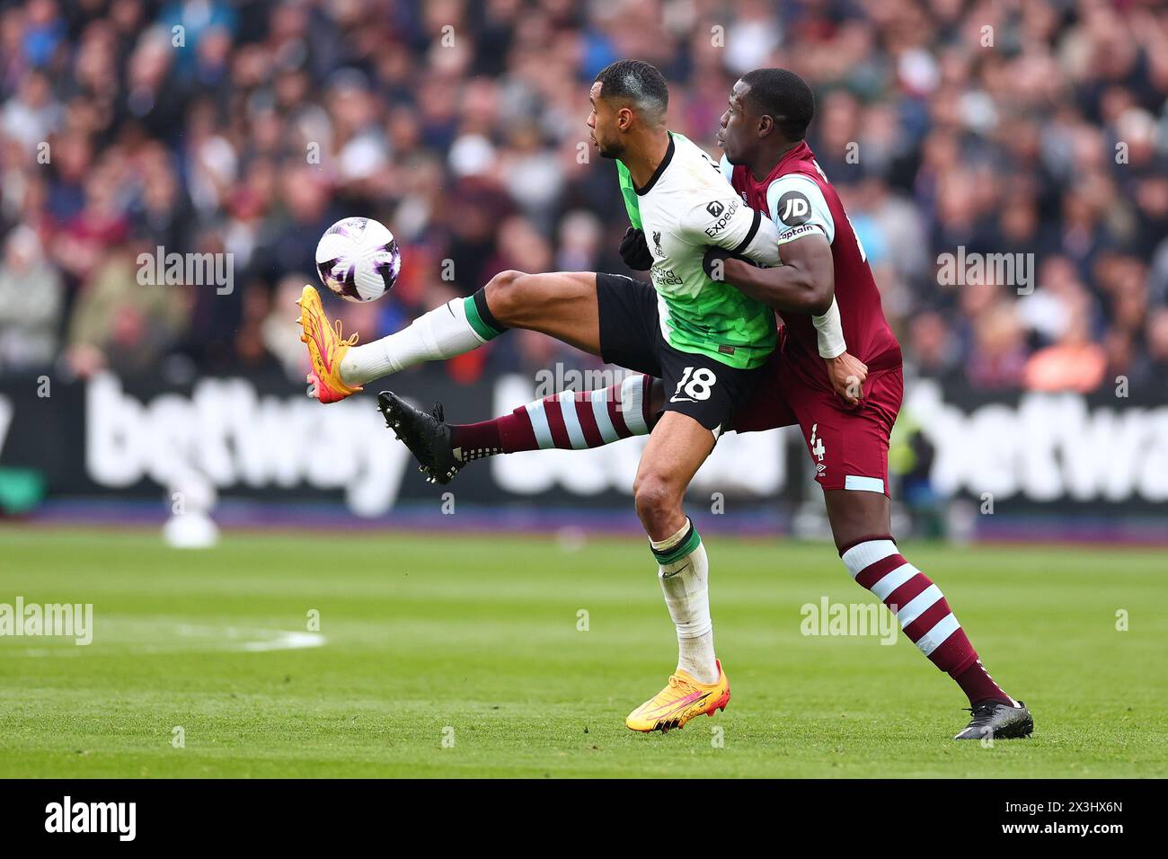 London Stadium, London, UK. 27th Apr, 2024. Premier League Football, West Ham United versus Liverpool; Cody Gakpo of Liverpool competes for the ball with Kurt Zouma of West Ham United Credit: Action Plus Sports/Alamy Live News Stock Photo
