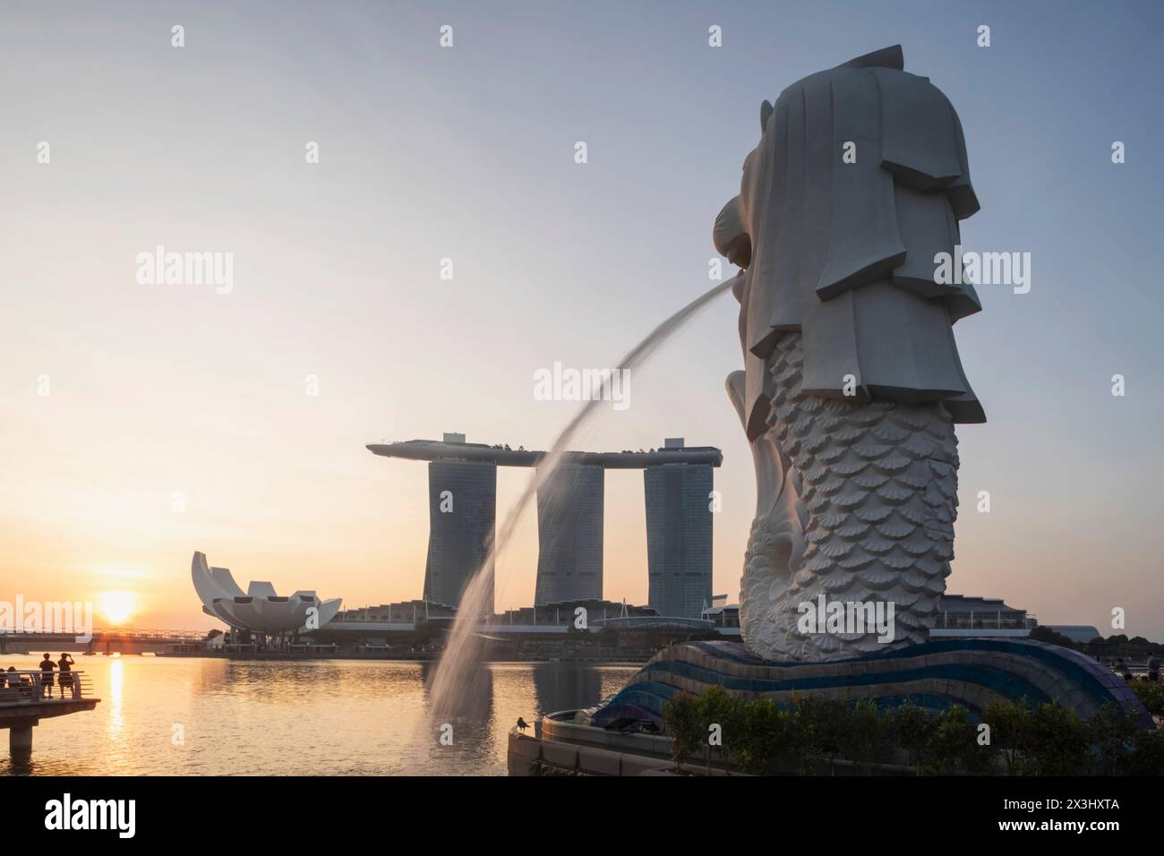 Merlion statue and marina bay sands hotel hi-res stock photography and ...
