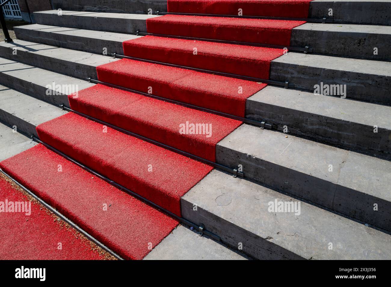 Red carpet steps palace hi-res stock photography and images - Alamy
