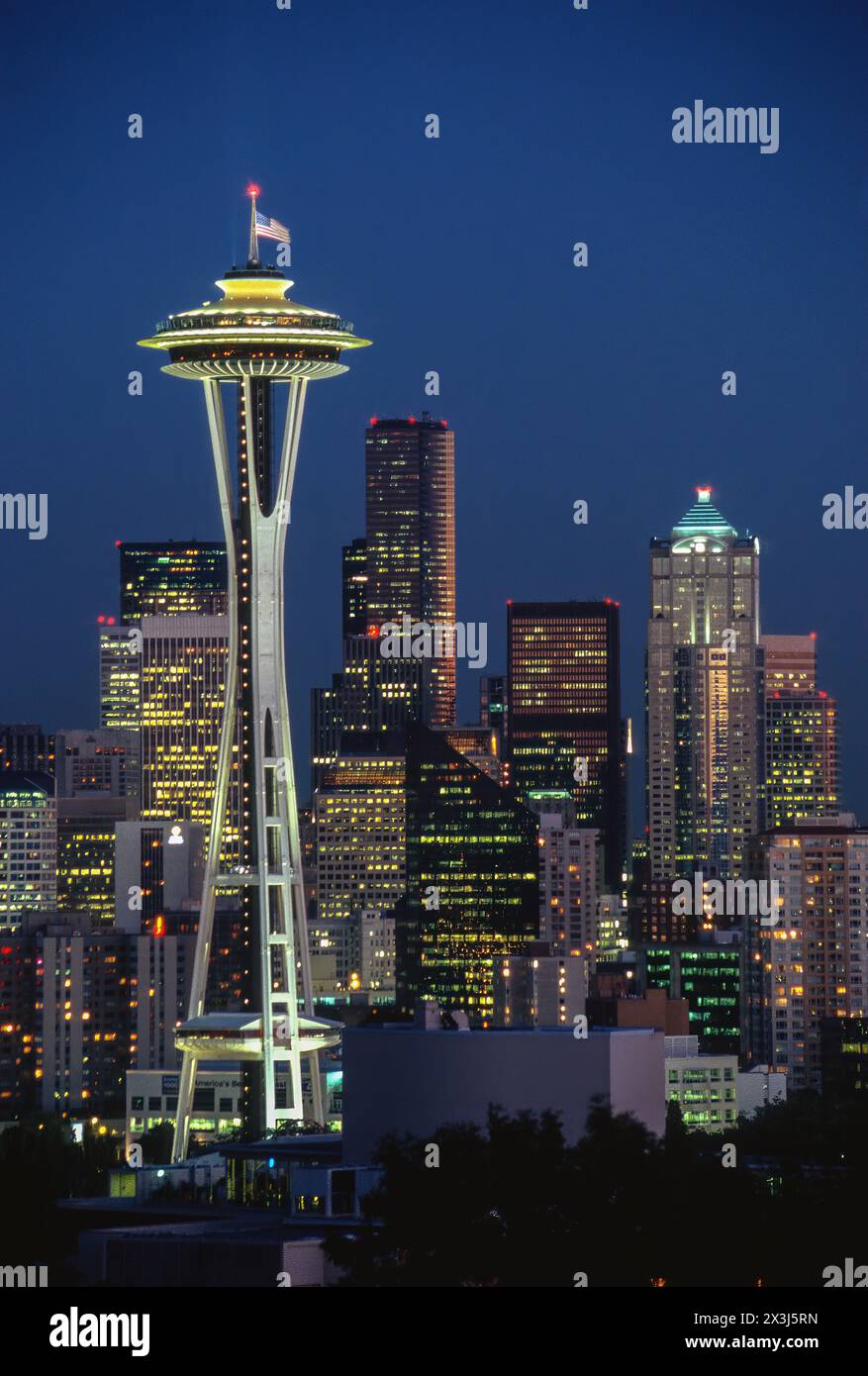 Nations Treasures – Decorazione Natalizia Con Skyline Di Seattle – Con Space Needle, Traghetto E Montagne – Regalo Souvenir In Ottone 5.7x7.6cm