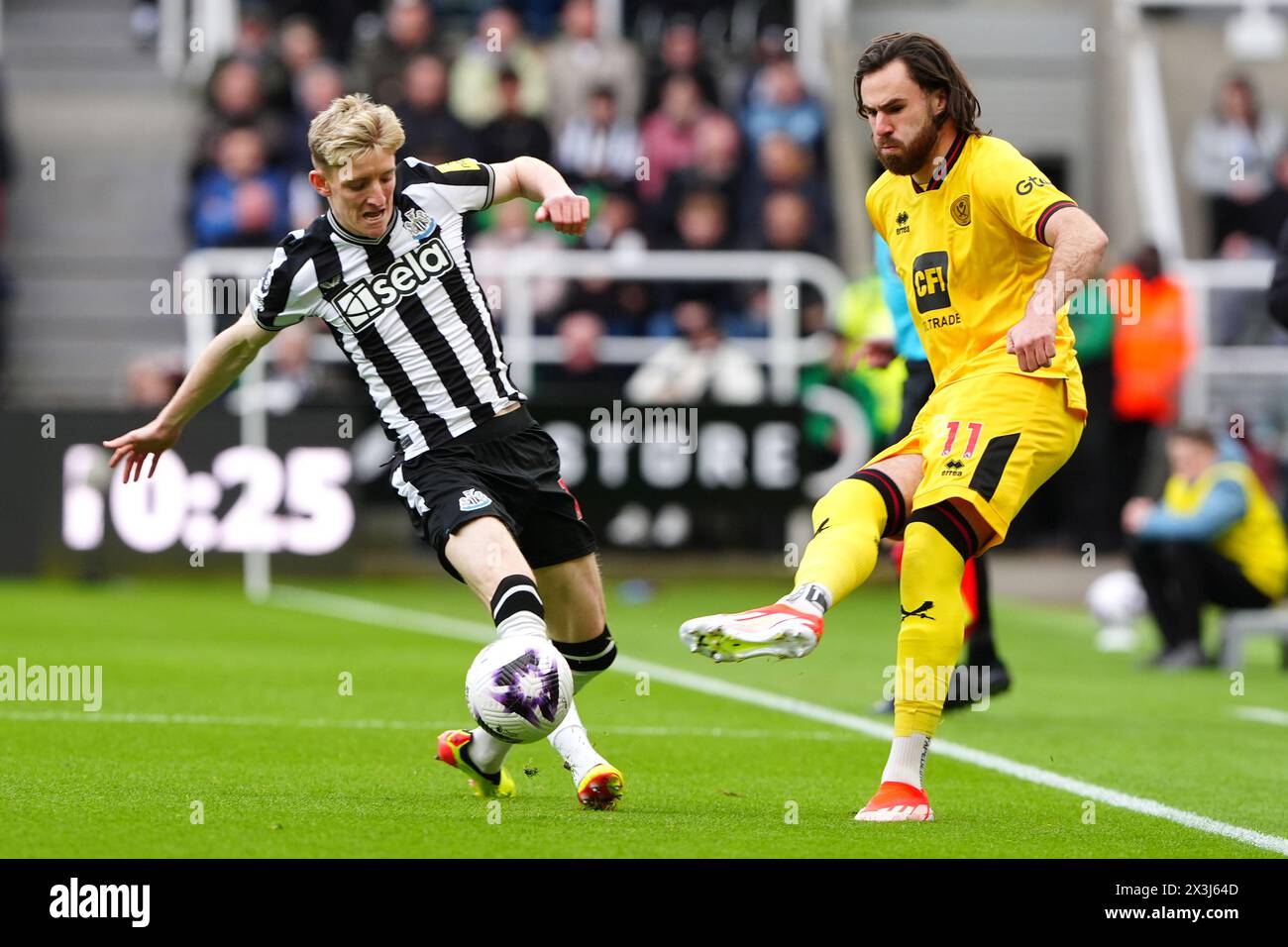 Newcastle United's Anthony Gordon (left) and Sheffield United's Ben Brereton Diaz battle for the ball during the Premier League match at St. James' Park, Newcastle upon Tyne. Picture date: Saturday April 27, 2024. Stock Photo