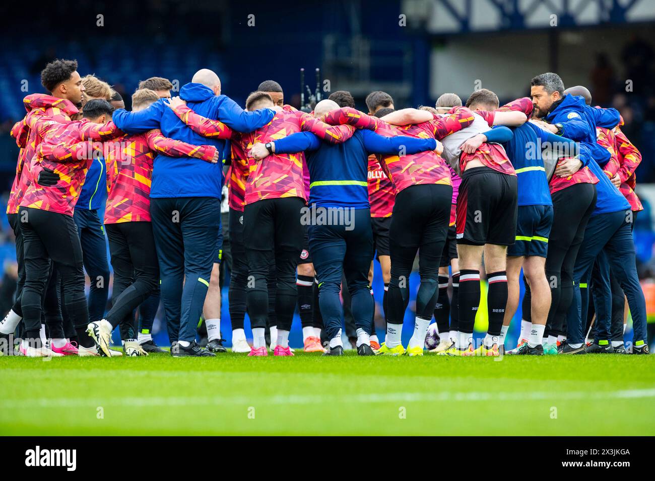Brentford team huddle before the match during the Premier League match between Everton and Brentford at Goodison Park, Liverpool on Saturday 27th April 2024. (Photo: Mike Morese | MI News) Credit: MI News & Sport /Alamy Live News Stock Photo