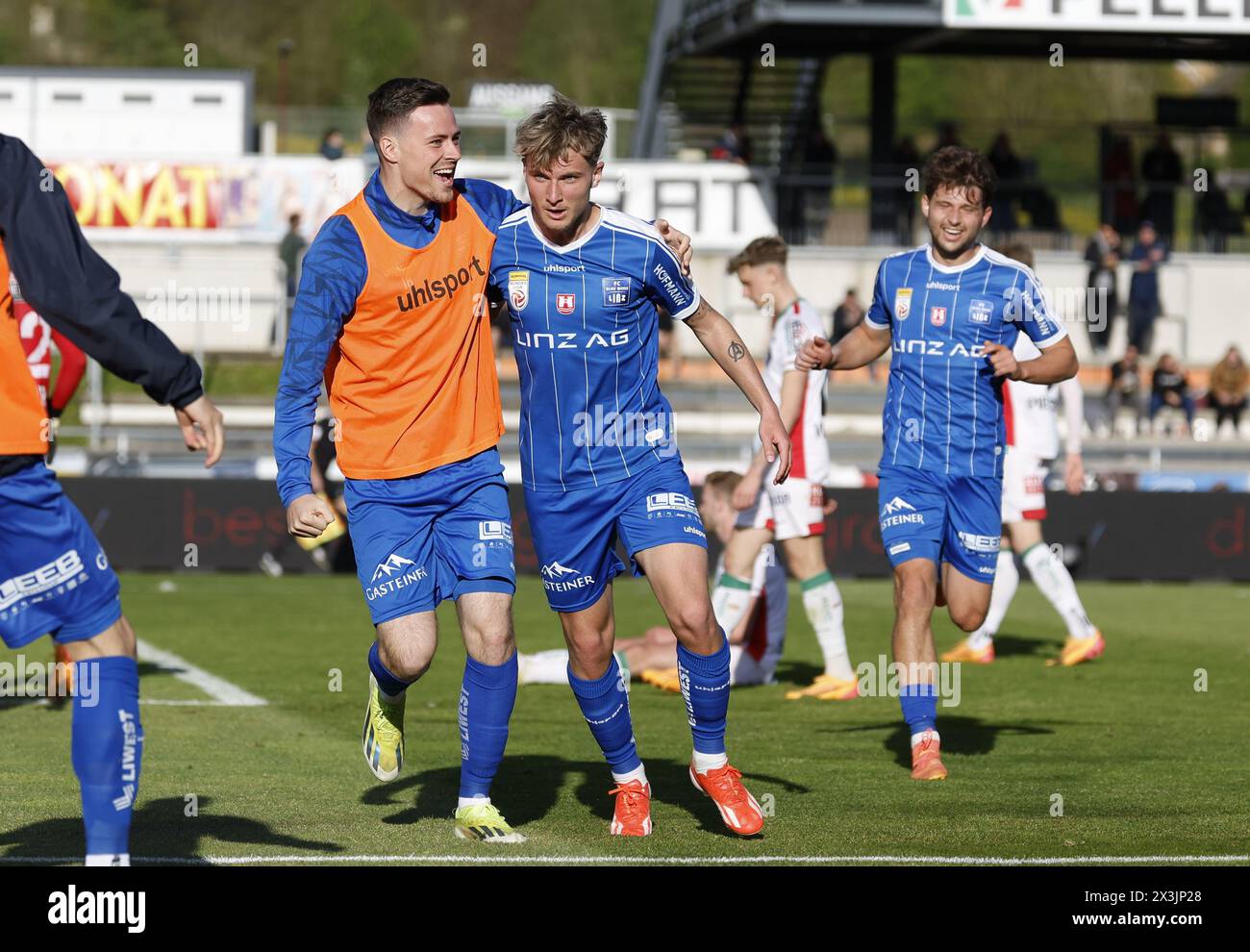 ABD0116 20240427 - WOLFSBERG - ÖSTERREICH: Jubel bei Blau-Weiß Linz nach dem 0:2 durch Alexander Briedl (Blau Weiss Linz (mitte) während der Admiral Bundesliga- Begegnung/Qualifikationsgruppe/7. Runde zwischen RZ Pellets WAC und Blau-Weiß Linz am Samstag, 27. April 2024, in der Lavanttal-Arena in Wolfsberg. - FOTO: APA/ERWIN SCHERIAU - 20240427 PD7587 Credit: APA-PictureDesk/Alamy Live News Stock Photo