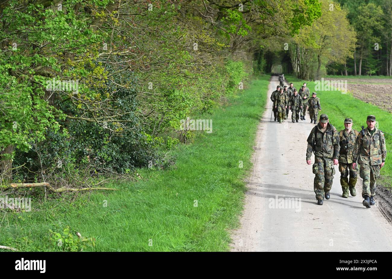 27 April 2024, Lower Saxony, Bremervörde: Bundeswehr soldiers walk ...