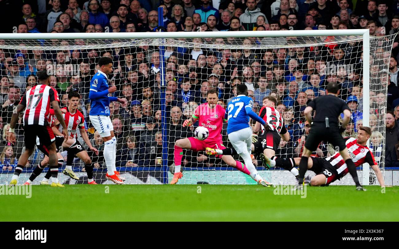 Everton's Idrissa Gueye (centre) scores his sides first goal of the game during the Premier League match at Goodison Park, Liverpool. Picture date: Saturday April 27, 2024. Stock Photo