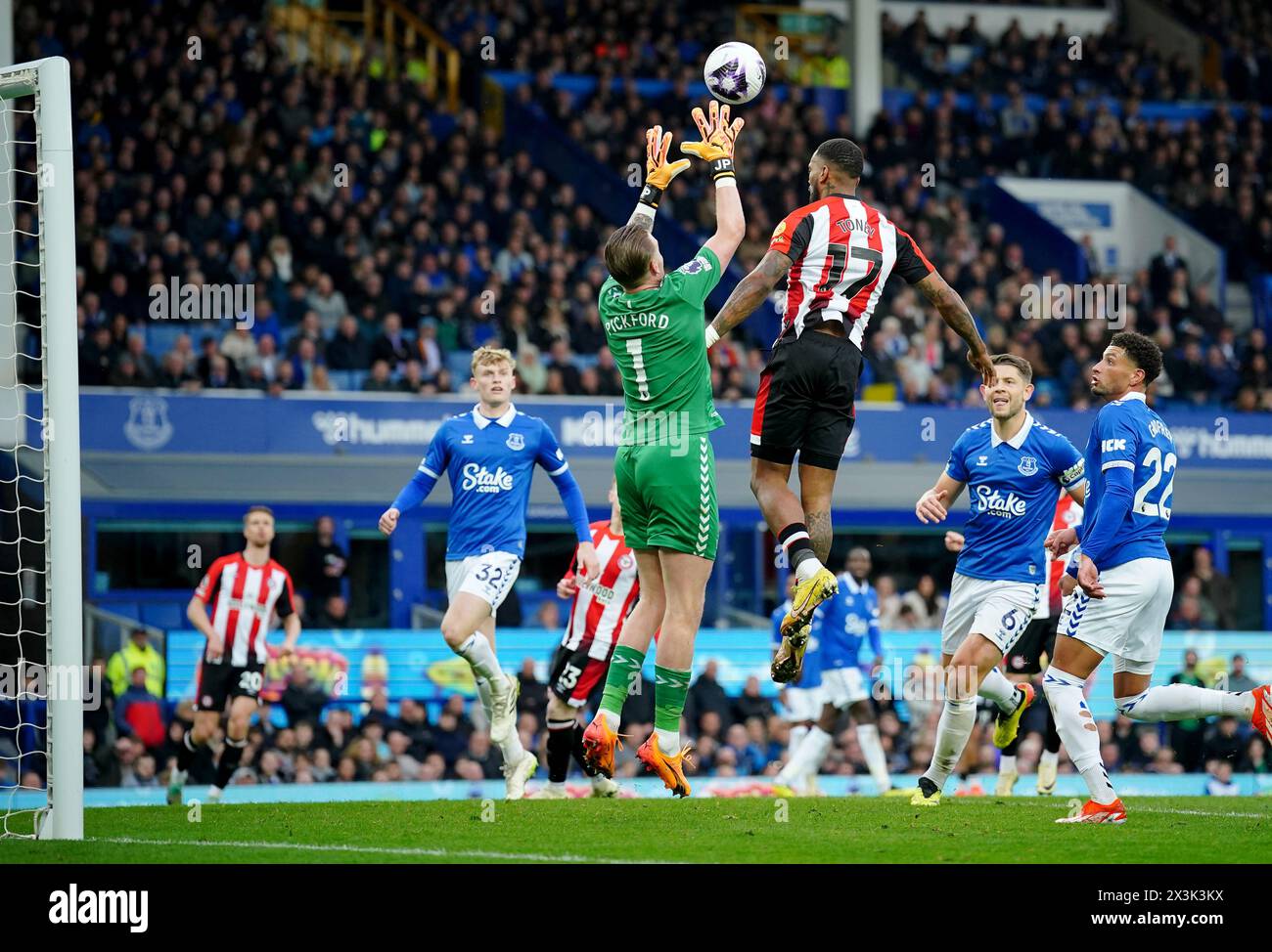 Brentford's Ivan Toney (right) heads over Everton goalkeeper Jordan Pickford but misses the target during the Premier League match at Goodison Park, Liverpool. Picture date: Saturday April 27, 2024. Stock Photo