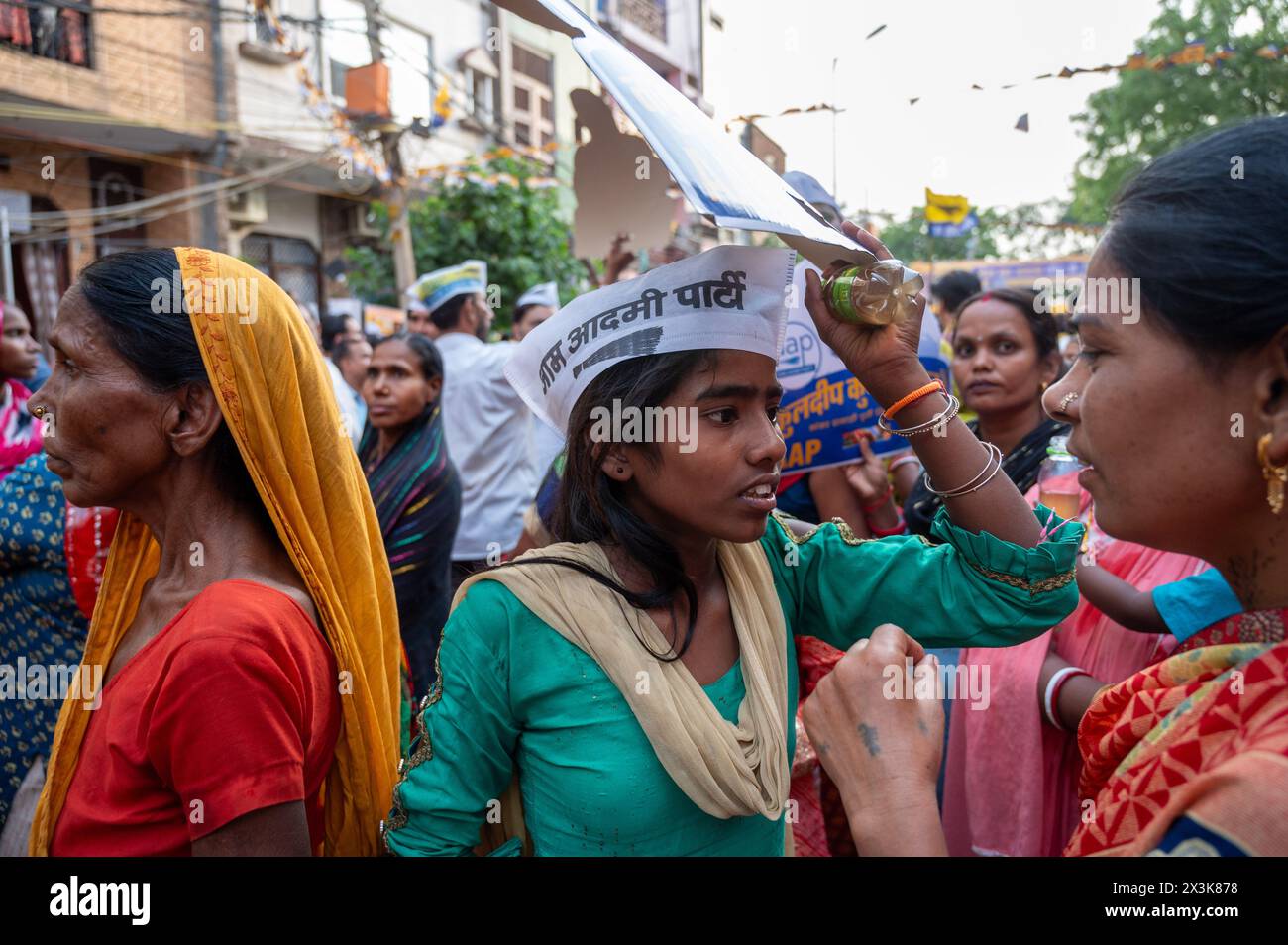 New Delhi, India. 27th Apr, 2024. Aam Aadmi Party workers and supporters participate in a roadshow led by Arvind Kejriwal's wife Sunita Kejriwal in Kalyan Puri, East Delhi Constituency. Aam Aadmi Party (AAP) conducts a roadshow ahead of the Lok Sabha election. The Aam Aadmi Party is a political party in India and is currently the governing party in the Indian state of Punjab and the union territory of Delhi. Credit: SOPA Images Limited/Alamy Live News Stock Photo