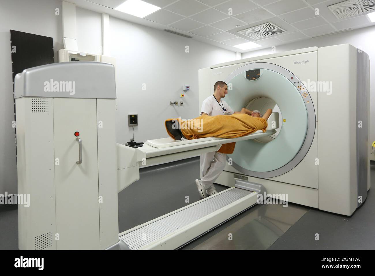 PET-CT Siemens Biograph, Combined apparatus for positron emission tomography PET and X-ray computer tomography CT, Nuclear medicine, Onkologikoa Hospi Stock Photo