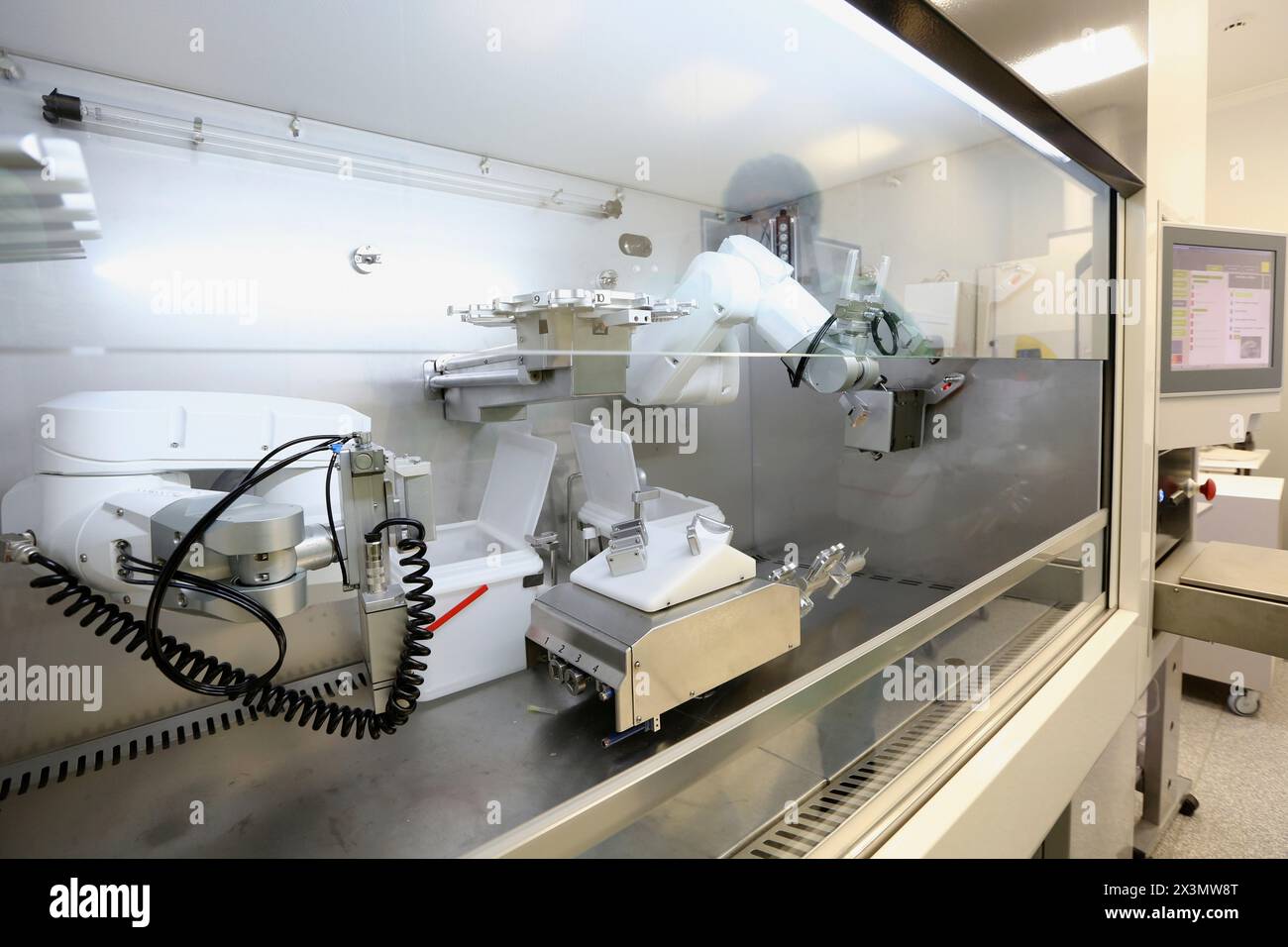 Kiro Oncology, Robotic selfcleaning hood for the compounding of