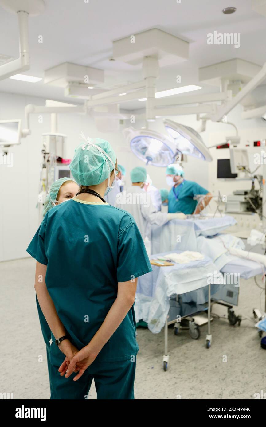 Surgeon, Surgery, Operating room, Onkologikoa Hospital, Oncology ...