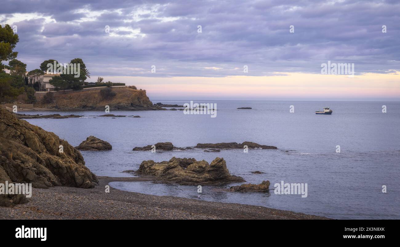 Rocky shore at sunset hi-res stock photography and images - Alamy