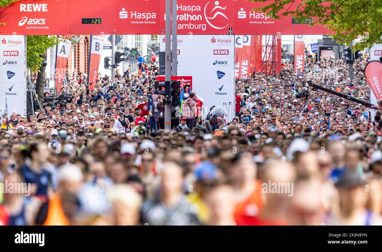 Hamburg, Germany. 28th Apr, 2024. Athletics: Marathon. Thousands of runners start the marathon in front of the exhibition halls in Hamburg. Credit: Axel Heimken/dpa/Alamy Live News Stock Photo