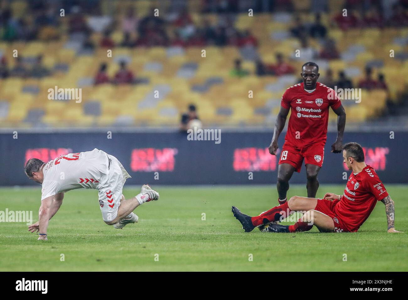 Kuala Lumpur, Malaysia. 27th Apr, 2024. David Thompson of Liverpool Reds (L) and Dimitar Berbatov of Manchester Reds (R) seen in action during the 'Battle of the Reds 2024' match between Manchester United and Liverpool legends at National Stadium Bukit Jalil. Final score; Liverpool Reds 4:2 Manchester Reds. Credit: SOPA Images Limited/Alamy Live News Stock Photo