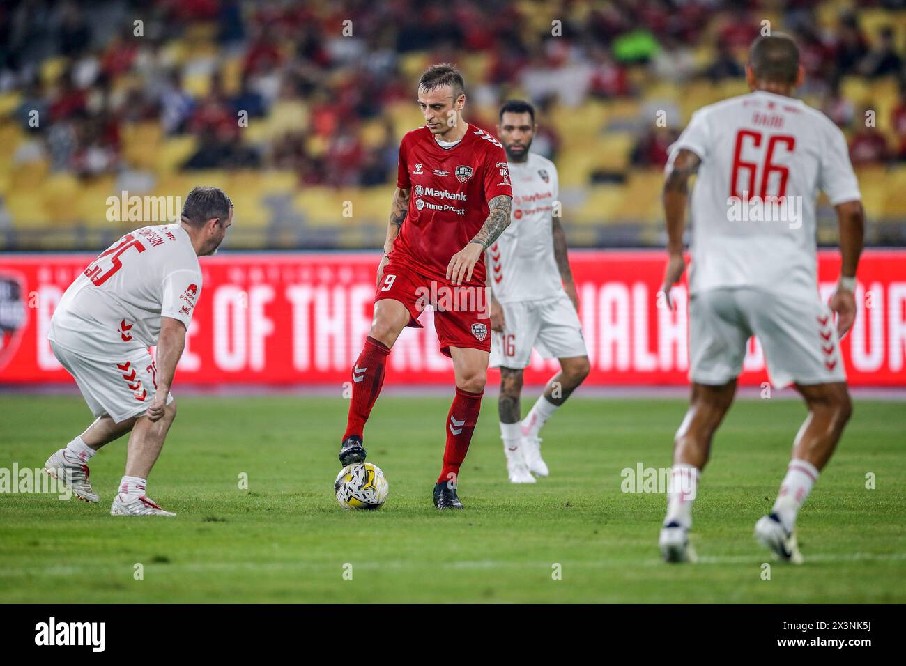 Kuala Lumpur, Malaysia. 27th Apr, 2024. David Thompson of Liverpool Reds (L) and Dimitar Berbatov of Manchester Reds seen in action during the 'Battle of the Reds 2024' match between Manchester United and Liverpool legends at National Stadium Bukit Jalil. Final score; Liverpool Reds 4:2 Manchester Reds. (Photo by Wong Fok Loy/SOPA Images/Sipa USA) Credit: Sipa USA/Alamy Live News Stock Photo