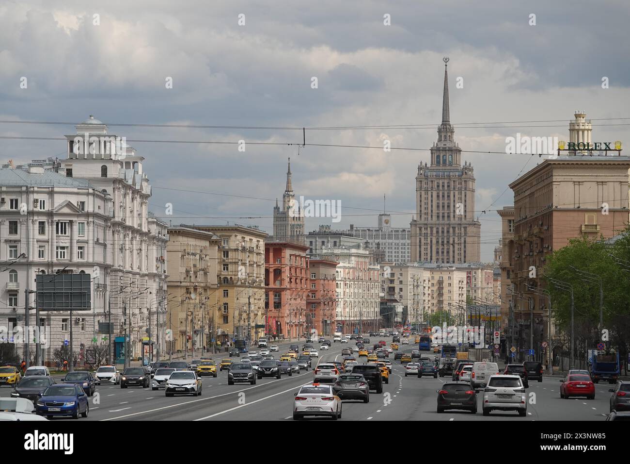 Moskau, Russia. 28th Apr, 2024. Cars drive on one of the largest streets in the city center of the Russian capital. Credit: Ulf Mauder/dpa/Alamy Live News Stock Photo