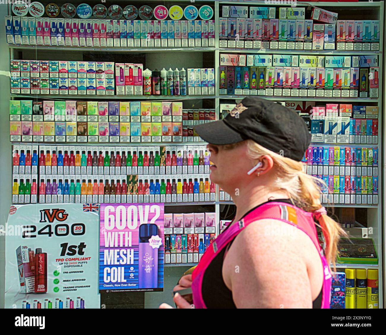 Glasgow, Scotland, UK. 28th April, 2024: Vape shops continue to prosper in the city . Credit Gerard Ferry /Alamy Live News Stock Photo