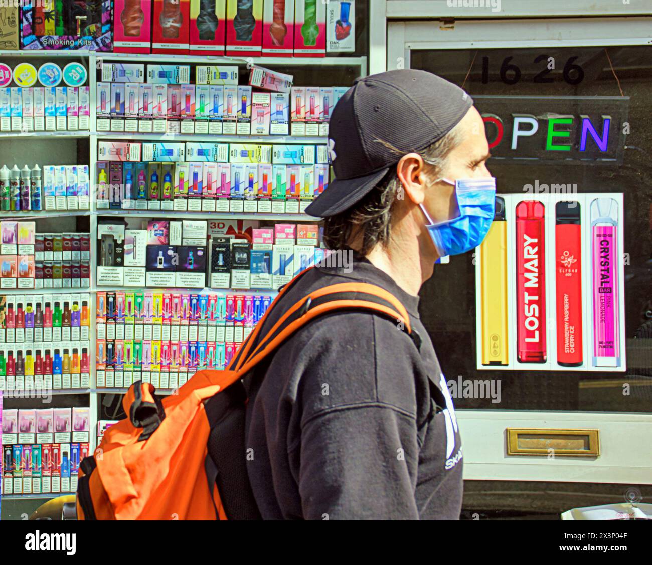 Glasgow, Scotland, UK. 28th April, 2024: Vape shops continue to prosper in the city . Credit Gerard Ferry /Alamy Live News Stock Photo
