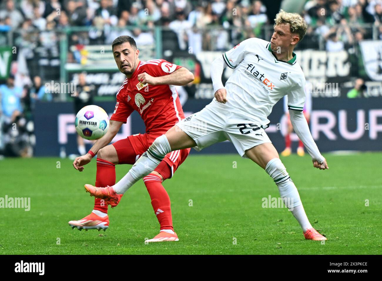 28 April 2024, North Rhine-Westphalia, Mönchengladbach: Soccer: Bundesliga, Borussia Mönchengladbach - 1. FC Union Berlin, matchday 31, Borussia-Park stadium. Mönchengladbach's Robin Hack (r) and Berlin's Josip Juranovic fight for the ball. Photo: Federico Gambarini/dpa - IMPORTANT NOTE: In accordance with the regulations of the DFL German Football League and the DFB German Football Association, it is prohibited to utilize or have utilized photographs taken in the stadium and/or of the match in the form of sequential images and/or video-like photo series. Stock Photo