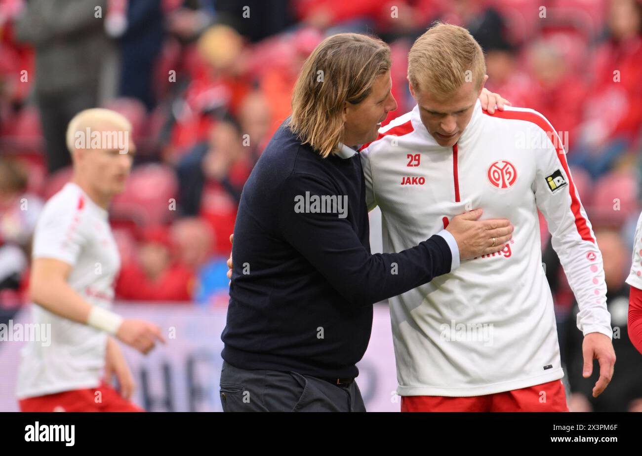 Mainz, Germany. 28th Apr, 2024. Soccer: Bundesliga, FSV Mainz 05 - 1. FC Köln, Matchday 31, Mewa Arena. Mainz coach Bo Henriksen (M) gives instructions to his player Jonathan Burkhardt (r) before the start of the match. Credit: Torsten Silz/dpa - IMPORTANT NOTE: In accordance with the regulations of the DFL German Football League and the DFB German Football Association, it is prohibited to utilize or have utilized photographs taken in the stadium and/or of the match in the form of sequential images and/or video-like photo series./dpa/Alamy Live News Stock Photo