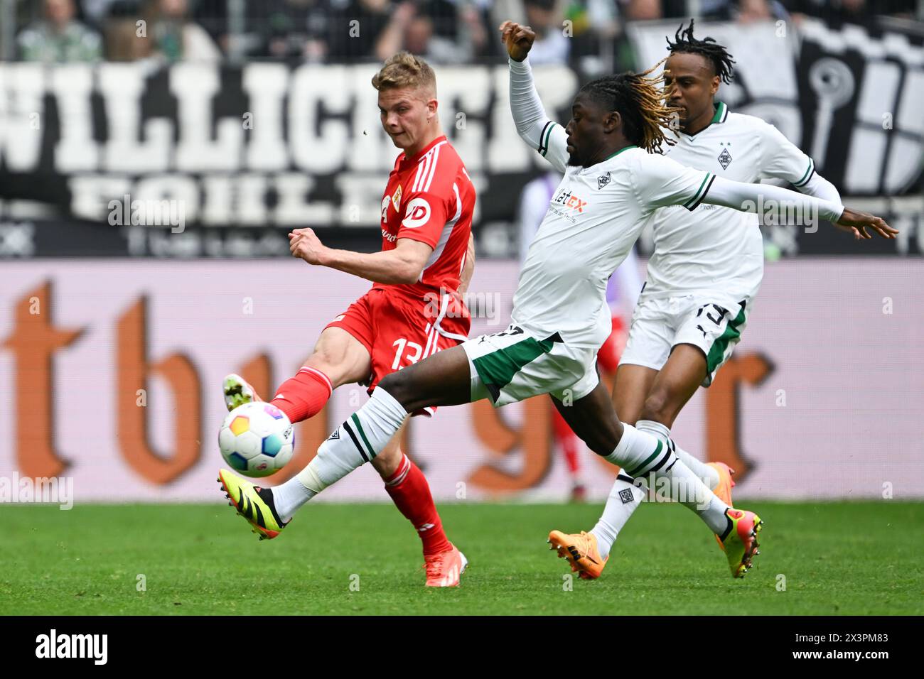 28 April 2024, North Rhine-Westphalia, Mönchengladbach: Soccer: Bundesliga, Borussia Mönchengladbach - 1. FC Union Berlin, Matchday 31, Stadion im Borussia-Park. Mönchengladbach's Manu Kone (r) and Berlin's Andras Schäfer fight for the ball. Photo: Federico Gambarini/dpa - IMPORTANT NOTE: In accordance with the regulations of the DFL German Football League and the DFB German Football Association, it is prohibited to utilize or have utilized photographs taken in the stadium and/or of the match in the form of sequential images and/or video-like photo series. Stock Photo