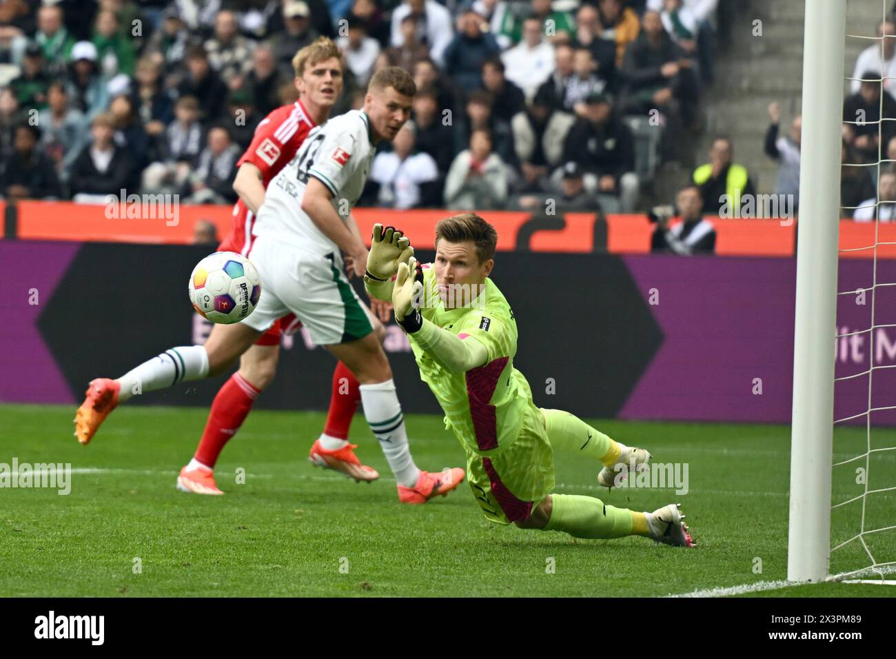 28 April 2024, North Rhine-Westphalia, Mönchengladbach: Soccer: Bundesliga, Borussia Mönchengladbach - 1. FC Union Berlin, Matchday 31, Stadion im Borussia-Park. Mönchengladbach's Moritz Nicolas defends a ball. Photo: Federico Gambarini/dpa - IMPORTANT NOTE: In accordance with the regulations of the DFL German Football League and the DFB German Football Association, it is prohibited to utilize or have utilized photographs taken in the stadium and/or of the match in the form of sequential images and/or video-like photo series. Stock Photo
