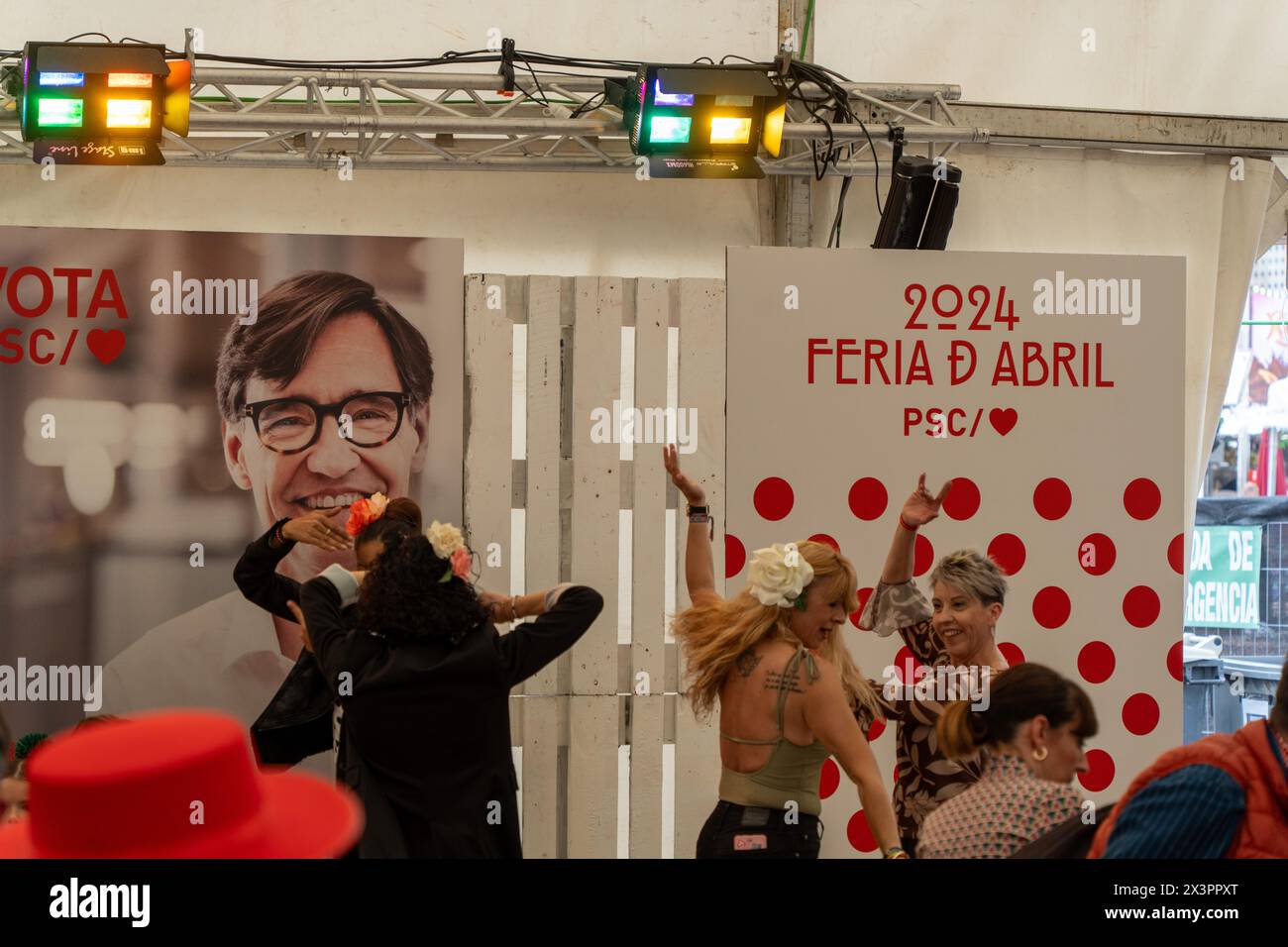 The Feria de abril fair of Catalonia, now in its 51st edition, fills the Parc del Fòrum in Barcelona with Sevillanas, typical Andalusian clothing, dance, and food, in an event created by Andalusian immigrants who came to Catalonia, which nowadays also attracts the attention of tourists visiting the city. La tradicional feria de abril de Cataluña, que ya va por su 51ª edición, llena el Parc del Fòrum de Barcelona de sevillanas, trajes típicos andaluces, baile y comida, en un evento creado por los inmigrantes andaluces que vinieron a Cataluña, que hoy en día también atrae las miradas de los tur Stock Photo