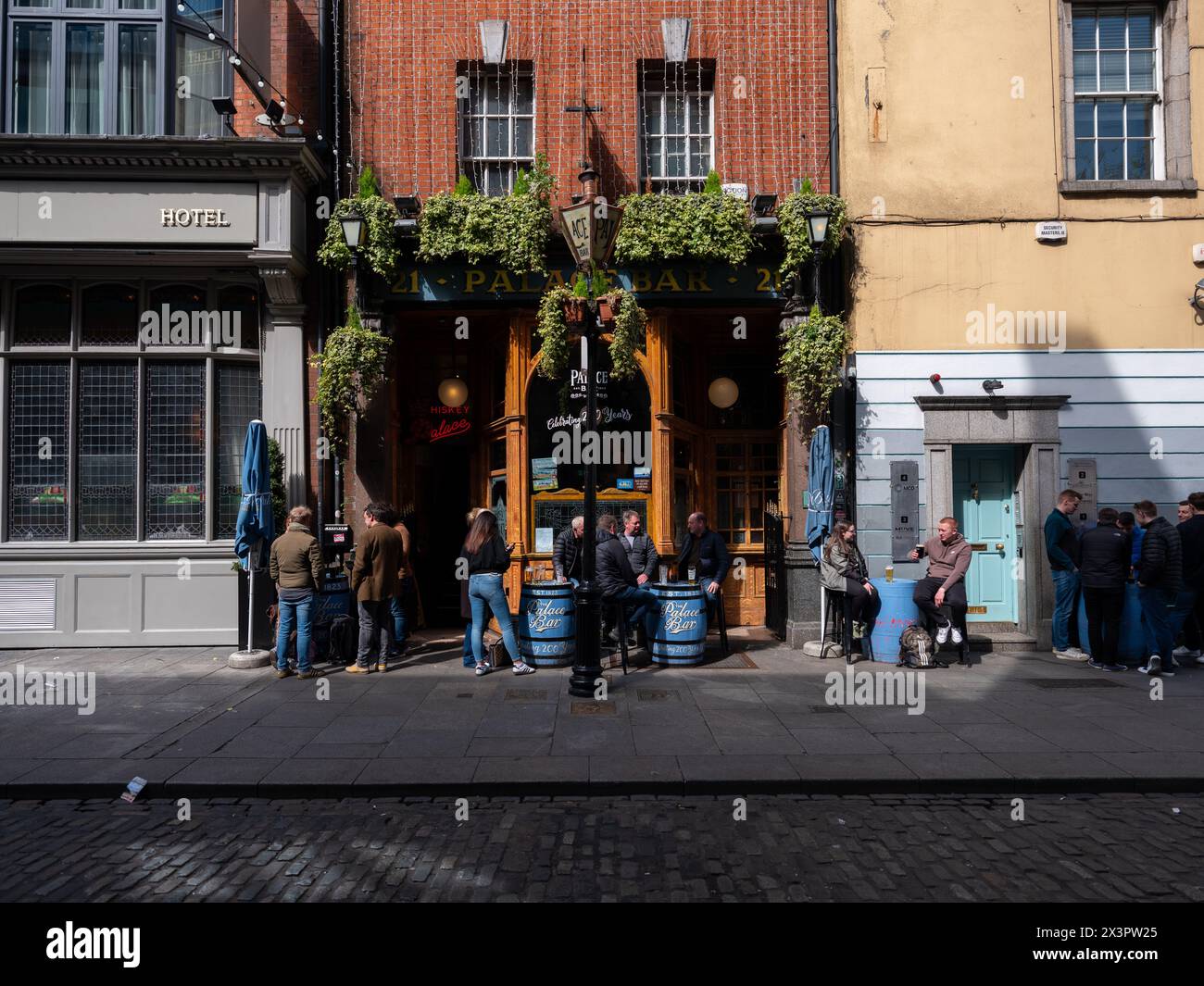 People drinking outside a The Palace Bar in Temple Bar, Dublin city, ireland. Stock Photo