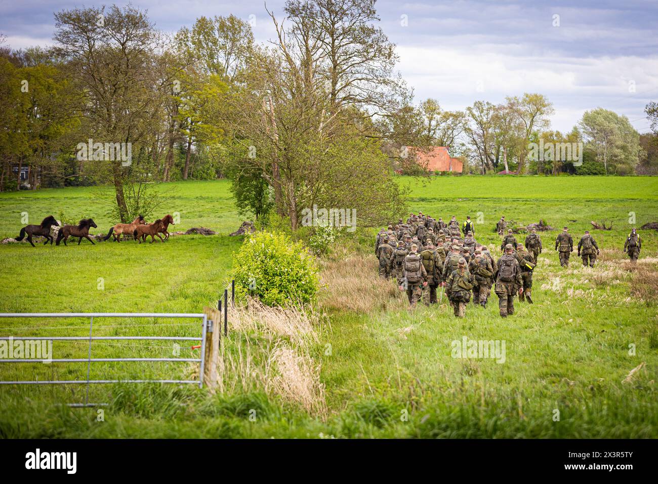 28 April 2024, Lower Saxony, Gräpel: Bundeswehr soldiers walk along a ...