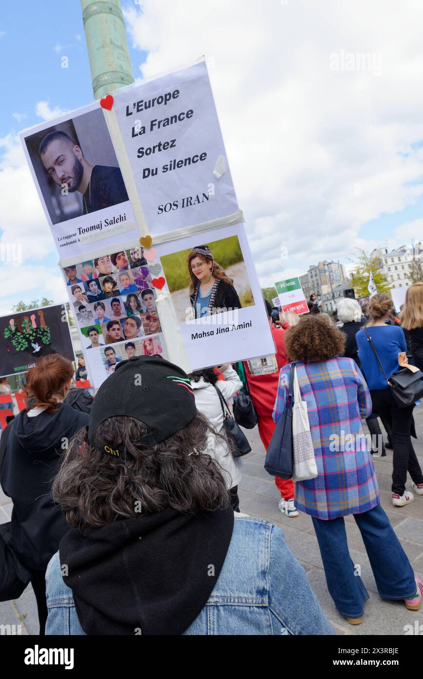 un grand rassemblement a eu lieu à Paris, pour demander la libération du rappeur Toomaj Salehi condamné à mort par le régime des mollahs iraniens Stock Photo