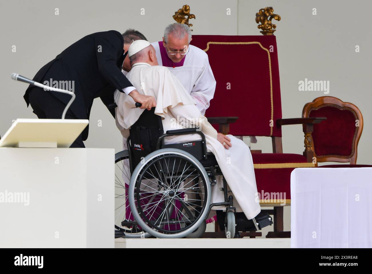 Venice, Italy. 28th Apr, 2024. St. Mark's Square, Venice, Italy, April 28, 2024, Holy Father, Pope Francis Sovereign of Vatican City leaves the altar during Visit of Holy Father Pope Francis to Venice. - News Credit: Live Media Publishing Group/Alamy Live News Stock Photo