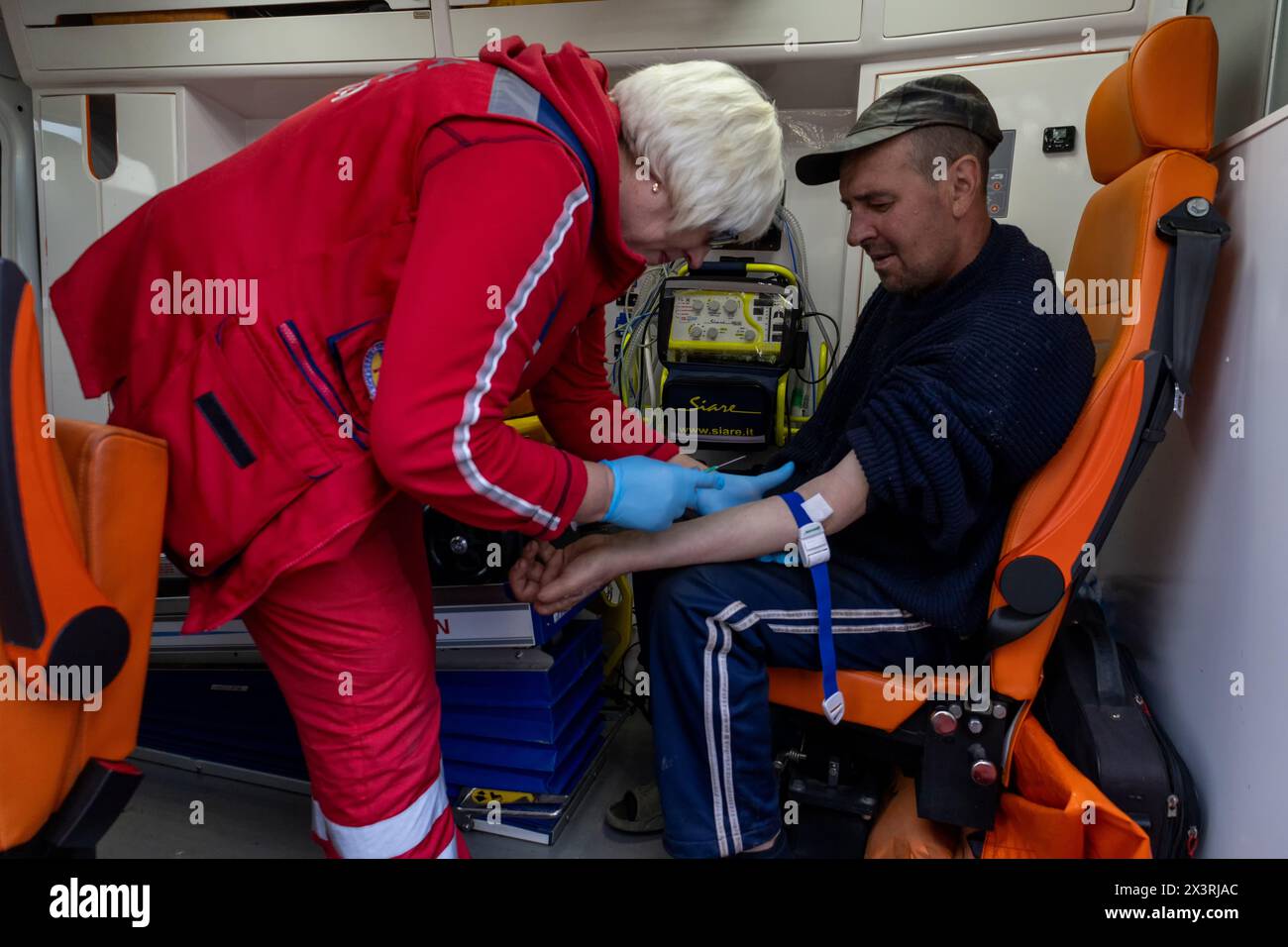 the paramedic gives an intravenous injection to the patient Stock Photo ...