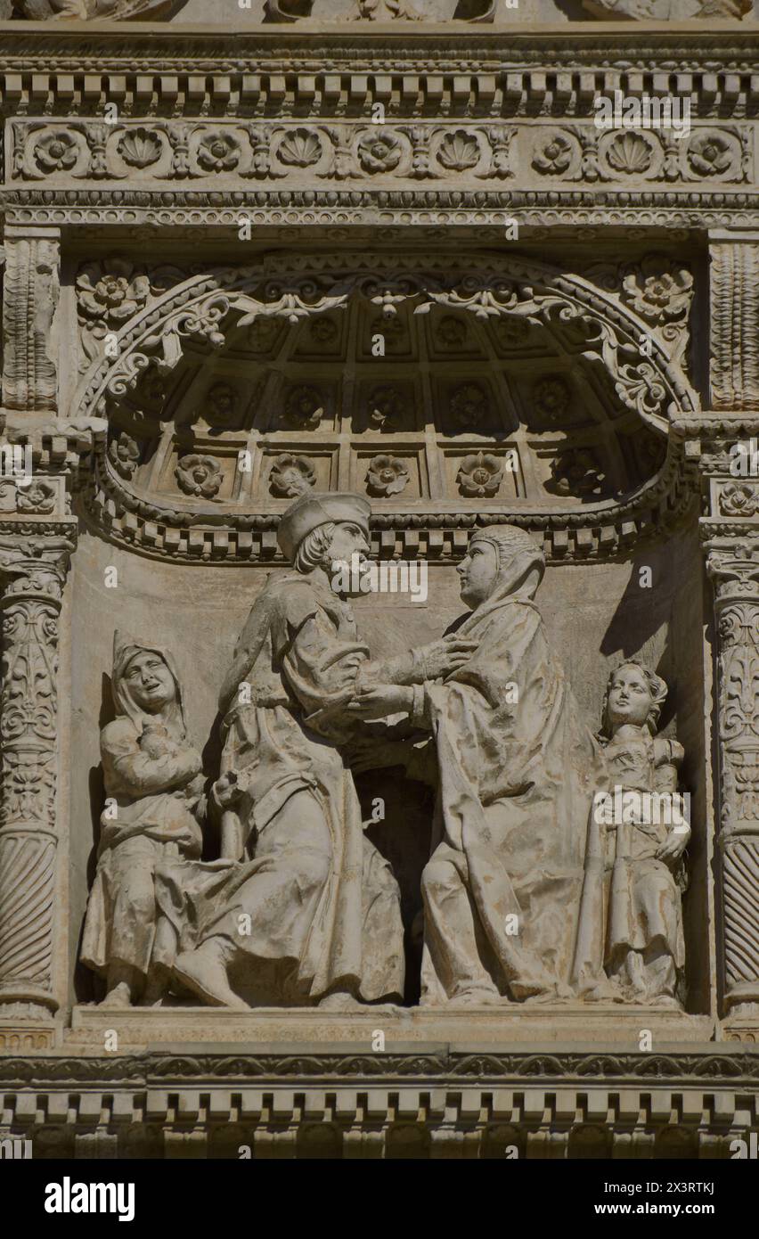 Toledo, Castile-La Mancha, Spain. Hospital de Santa Cruz. Founded by Cardinal Mendoza (1428-1495) at the end of the 15th century. Detail of the façade of the building, constructed in the Plateresque style in the 1520s, by Alonso de Covarrubias (1488-1570). Niche with sculpture depicting the embrace of St. Joachim and St. Anne at the Golden Gate of Jerusalem. Author: Alonso de Covarrubias (1488-1570). Spanish architect. Stock Photo