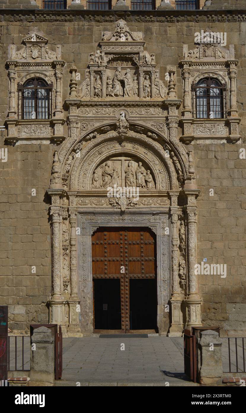 Toledo, Castile-La Mancha, Spain. Hospital de Santa Cruz. Founded by Cardinal Mendoza (1428-1495) at the end of the 15th century. View of the lower part of the façade of the building, constructed in the Plateresque style in the 1520s, by Alonso de Covarrubias (1488-1570). The building houses the Museum of Santa Cruz. Author: Alonso de Covarrubias (1488-1570). Spanish architect. Stock Photo