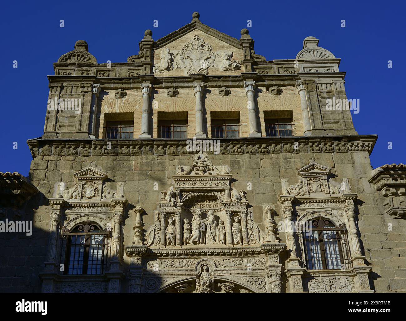 Toledo, Castile-La Mancha, Spain. Hospital de Santa Cruz. Founded by Cardinal Mendoza (1428-1495) at the end of the 15th century. View of the upper part of the façade of the building, constructed in the Plateresque style in the 1520s, by Alonso de Covarrubias (1488-1570). The building houses the Museum of Santa Cruz. Author: Alonso de Covarrubias (1488-1570). Spanish architect. Stock Photo