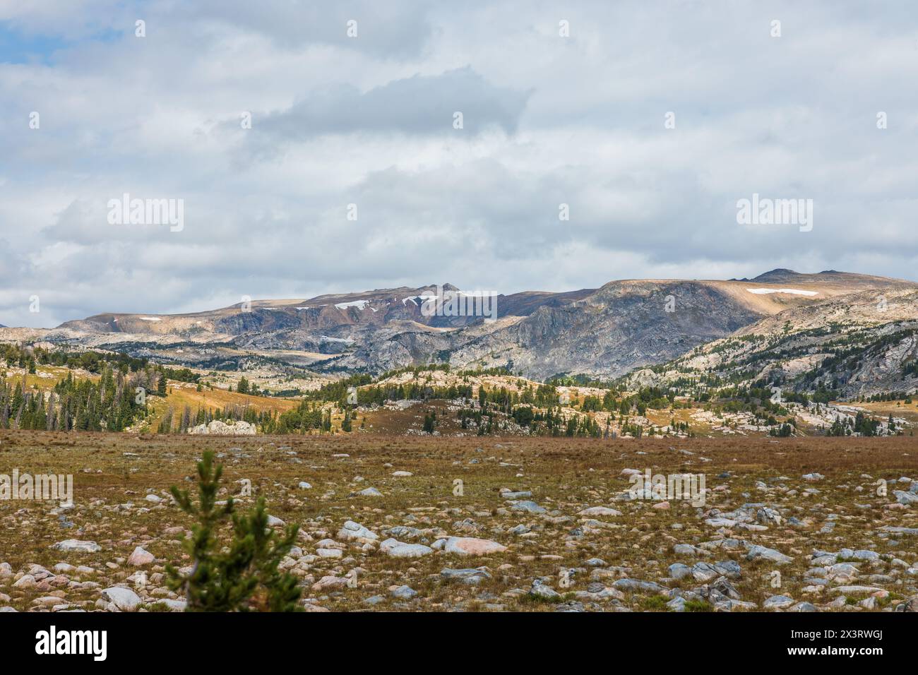 Mountain range and tundra valley hi-res stock photography and images ...