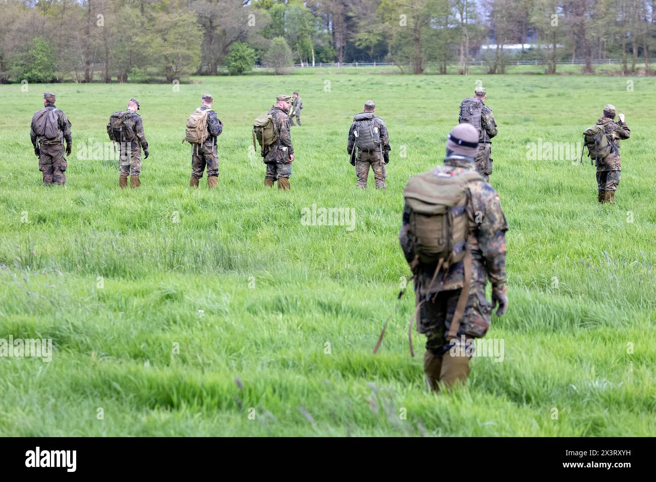 28 April 2024, Lower Saxony, Gräpel: Bundeswehr soldiers line up to search a field. Six-year-old Arian from Elm, a district of Bremervörde, is still missing. The search for him continues. Photo: Bodo Marks/dpa Stock Photo