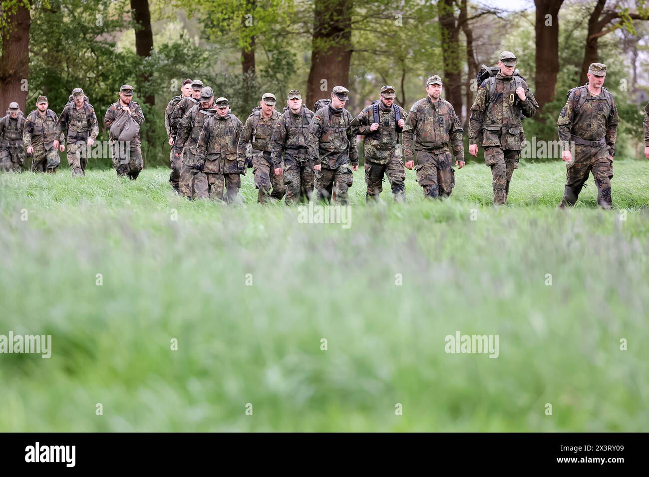 28 April 2024, Lower Saxony, Gräpel: Bundeswehr soldiers line up to search a field. Six-year-old Arian from Elm, a district of Bremervörde, is still missing. The search for him continues. Photo: Bodo Marks/dpa Stock Photo