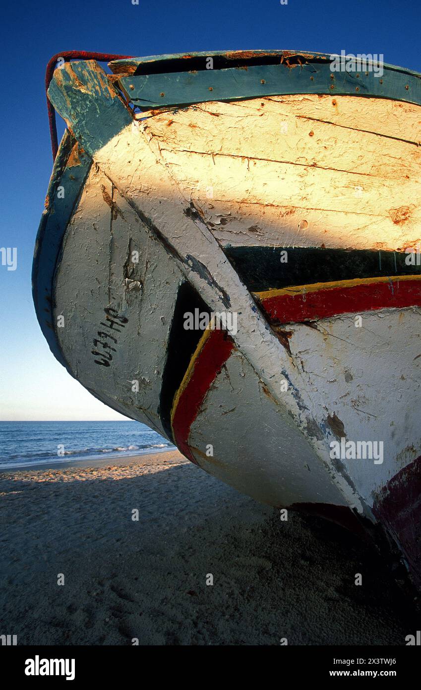 Old boat beach hi-res stock photography and images - Alamy