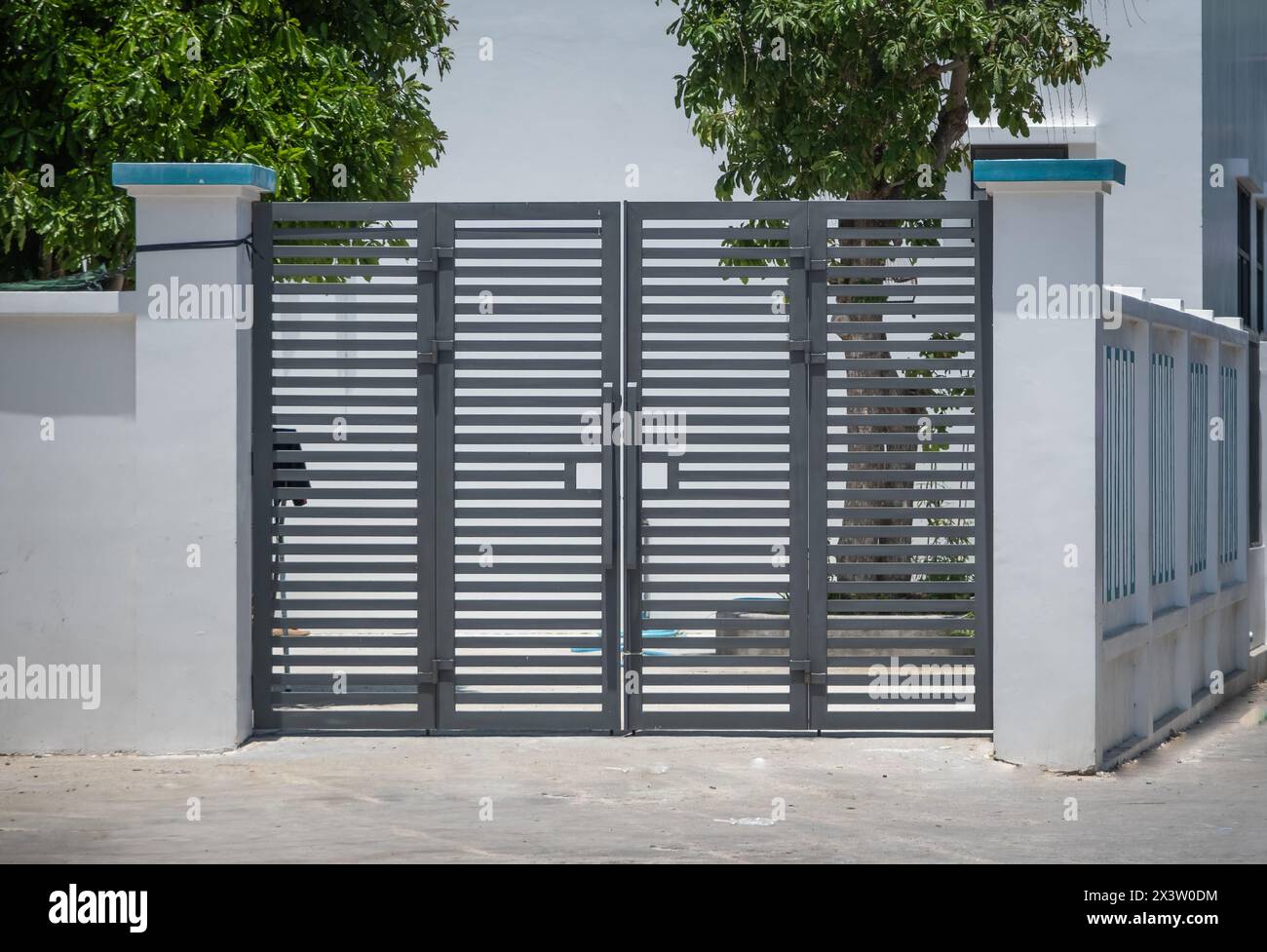 Modern metal gate residential hi res stock photography and images Alamy