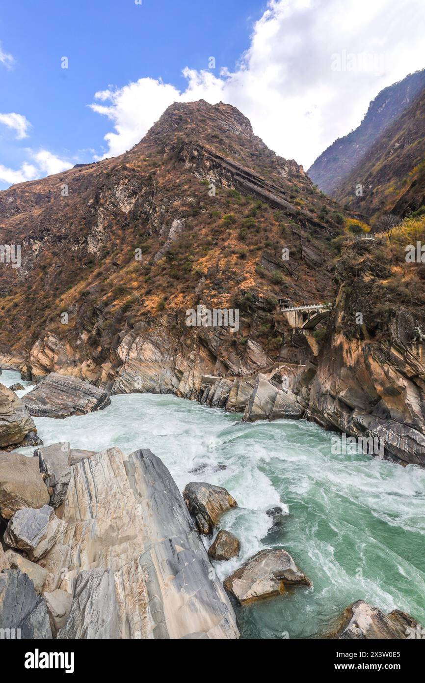 View of the amazing Tiger Leaping Gorge in Lijiang, Yunnan, China Stock Photo