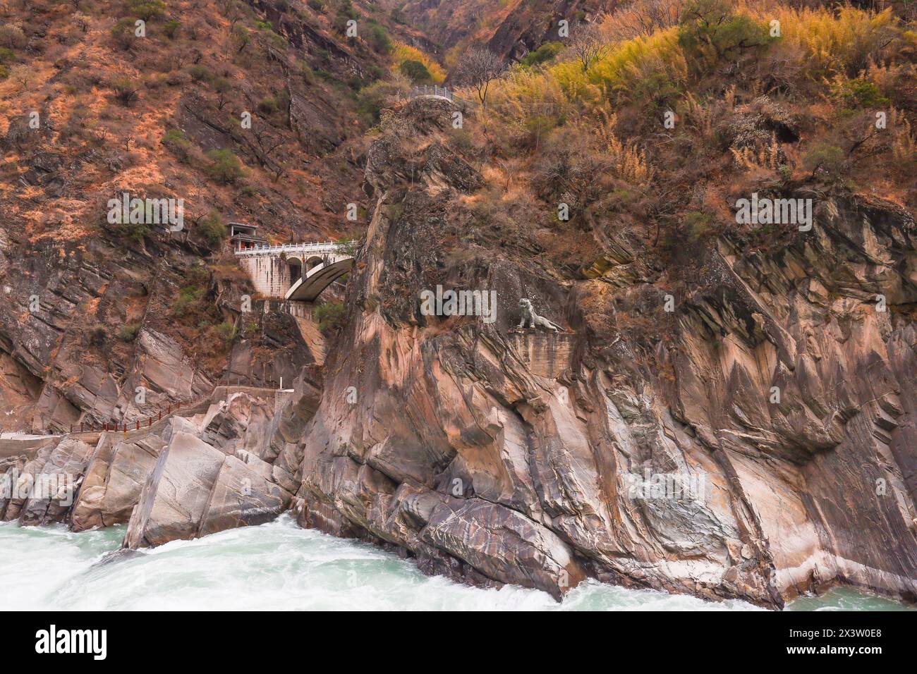 View of the amazing Tiger Leaping Gorge in Lijiang, Yunnan, China Stock Photo