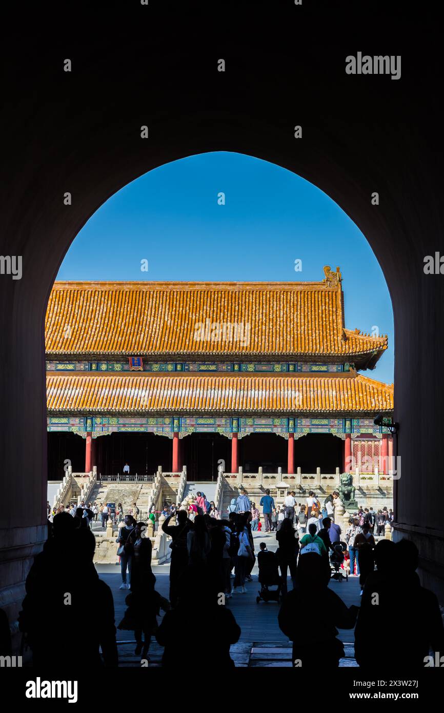 People entering the Meridian Gate in the Forbidden City in Beijing ...