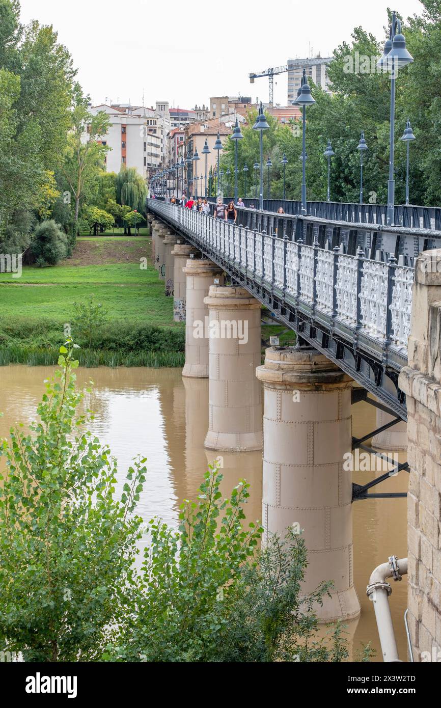 puente de Hierro, río Ebro , inaugurado en 1882, - Puente de Sagasta -, Logroño, La Rioja , Spain, Europe Stock Photo